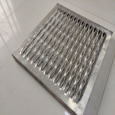 औद्योगिक उपयोग के लिए स्क्वायर स्टेयर ट्रेड नॉन स्लिप मेटल ग्रेटिंग