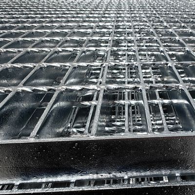 लागत प्रभावी सुविधाजनक गर्म डुबोया जस्ती दागदार ग्रिटिंग 30 X 5 मिमी जस्ती दाँतदार स्टील ग्रिटिंग प्रकार 2