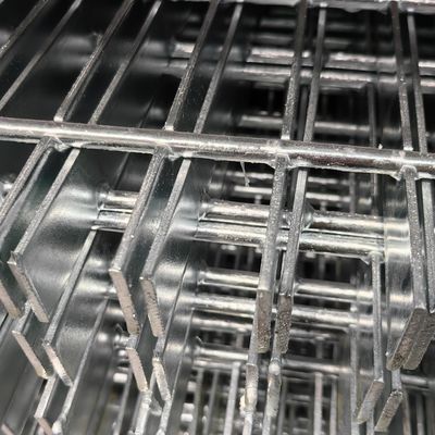 भवन निर्माण के लिए चिकनी सतह गर्म जस्ती स्टील डेकिंग ग्रिटिंग