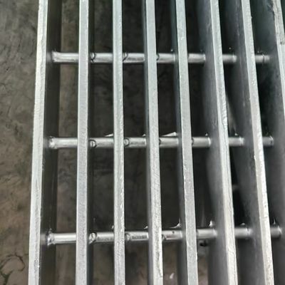 चांदी की सतह औद्योगिक स्टील ग्रेटिंग मशीन दबाव वेल्डेड आसान स्थापना 1990 के बाद से