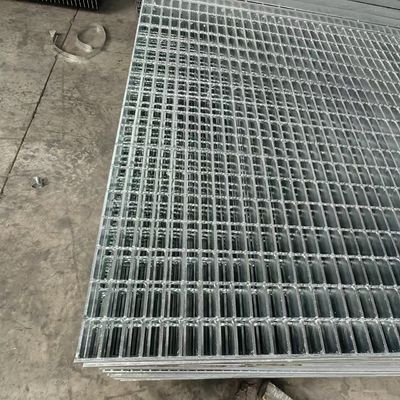 लोड एंटी स्किड ग्रिटिंग बढ़ी हुई सुरक्षा के लिए गैर फिसलन ग्रिटिंग
