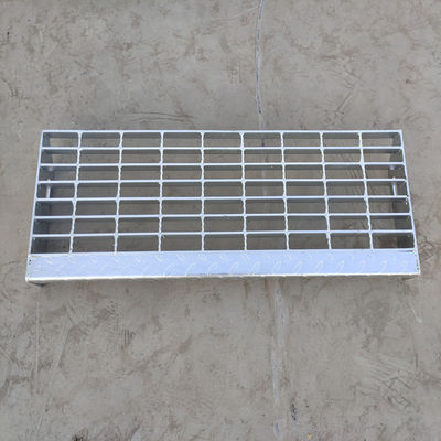 0.3-0.8 मिमी स्टील स्टेप ट्रेड ग्रेटिंग G303-30-100 संक्षारक वातावरण सुरक्षा सीढ़ियाँ