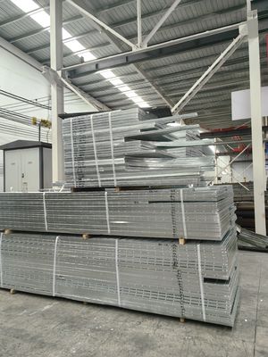 पब्लिक ड्रेन एरिया इंडस्ट्रियल स्टील ग्रिटिंग विथ वेल्डेड मेष तकनीक एंड 50 मिमी * 5 मिमी लेयरिंग बार
