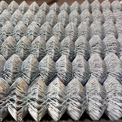 टिकाऊ धातु जाल के साथ चेन लिंक फेंसिंग, जिसमें समान रूप से वितरित छेद उत्कृष्ट संपीड़न और तन्यता प्रदर्शन सुनिश्चित करते हैं